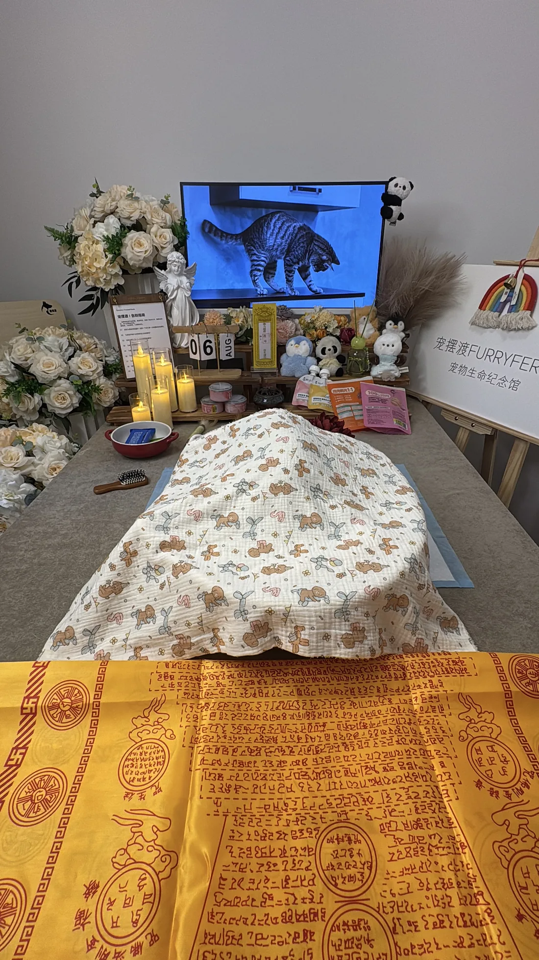扬州宠物告别仪式中的鲜花与纪念照片